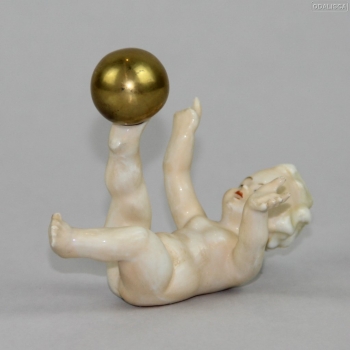 FIGURA DE NIÑO CON BOLA. PORCELANA DE BAVARIA. GEROLD PORZELLAN. - Alemania.